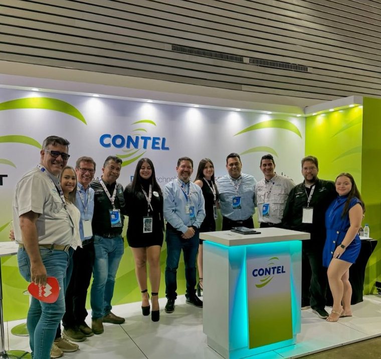 Equipo de Contel en su stand